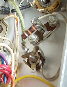 Additional phones/speaker jack with main speaker muting zoom img